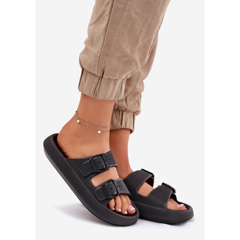 Inna Les tongs pour femmes sur la plate-forme avec des boucles noires 1