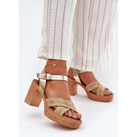 Sandales en cuir sur le pilier avec une tresse sur les rayures en or zazoo 40460 doré 2