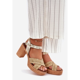 Sandales en cuir sur le pilier avec une tresse sur les rayures en or zazoo 40460 doré 1