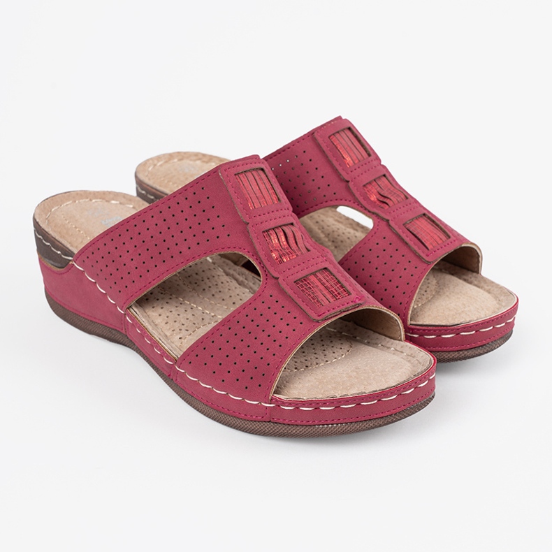 Shelvt Pantres de femmes rouges sur la plate-forme 2 Shelvt Pantres de femmes rouges sur la plate-forme 2