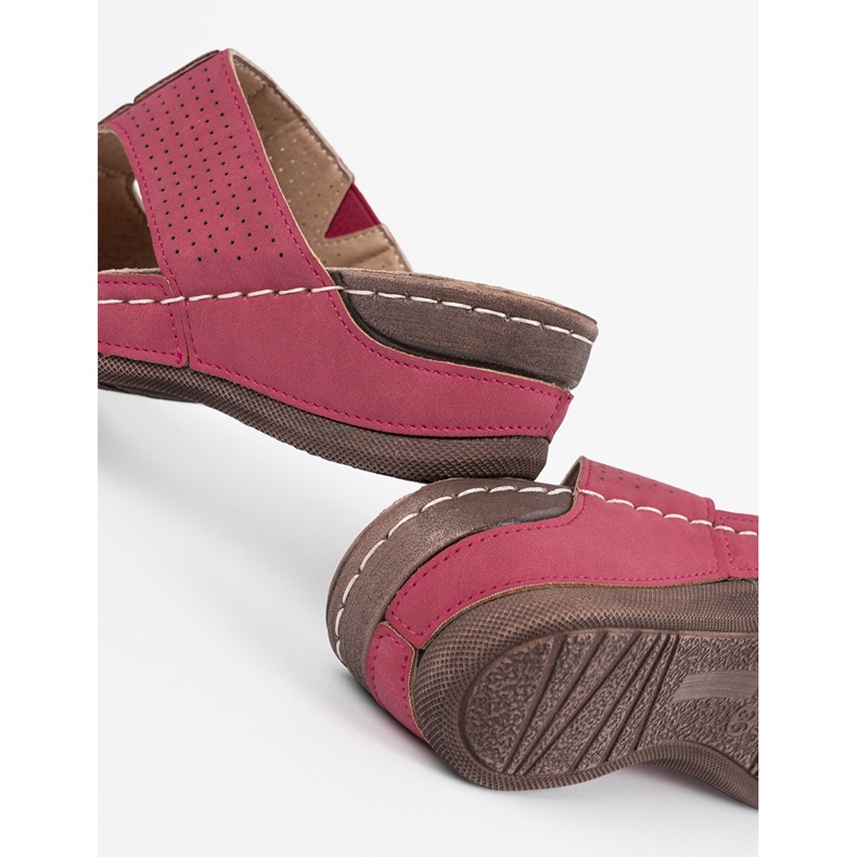 Shelvt Pantres de femmes rouges sur la plate-forme 1 Shelvt Pantres de femmes rouges sur la plate-forme 1