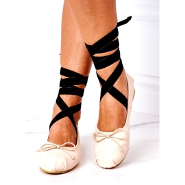 Ballerinas féminines liées avec un arc nu beige 2