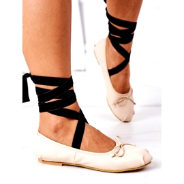 Ballerinas féminines liées avec un arc nu beige 3