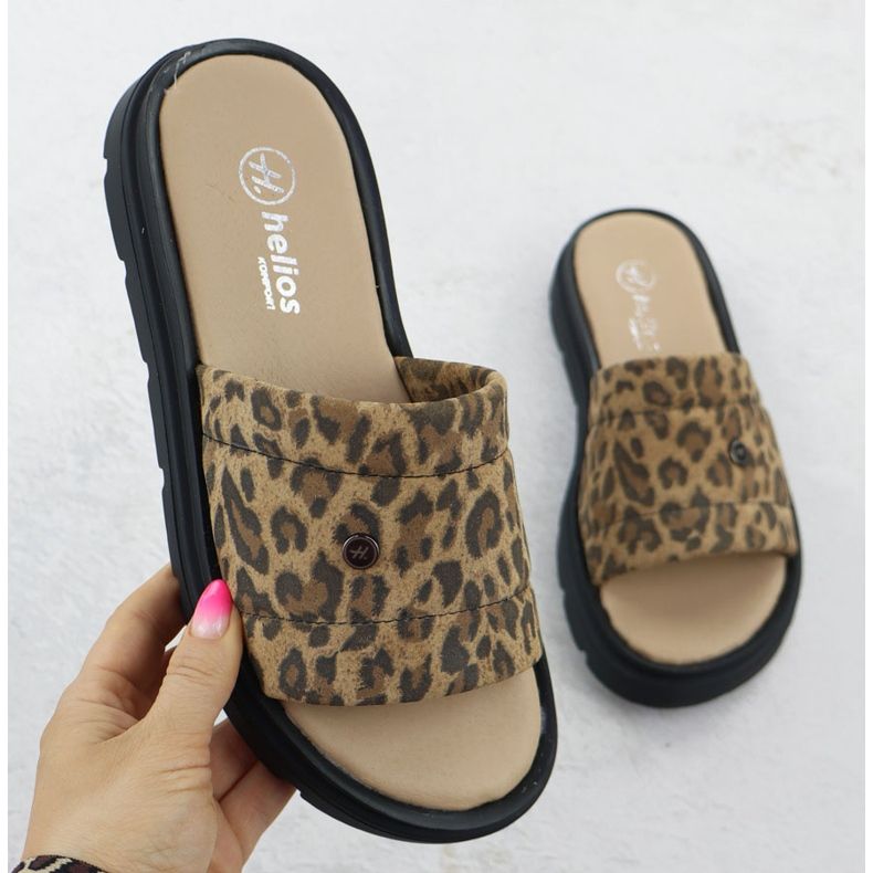 Slippers en cuir féminine sur la plate-forme avec Helios beige 156.731 1 Slippers en cuir féminine sur la plate-forme avec Helios beige 156.731 1