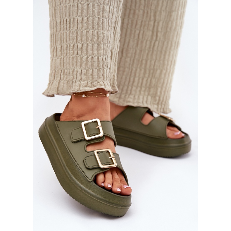 Inna Les tongs pour femmes sur la plate-forme avec des boucles dorées Green vert 2