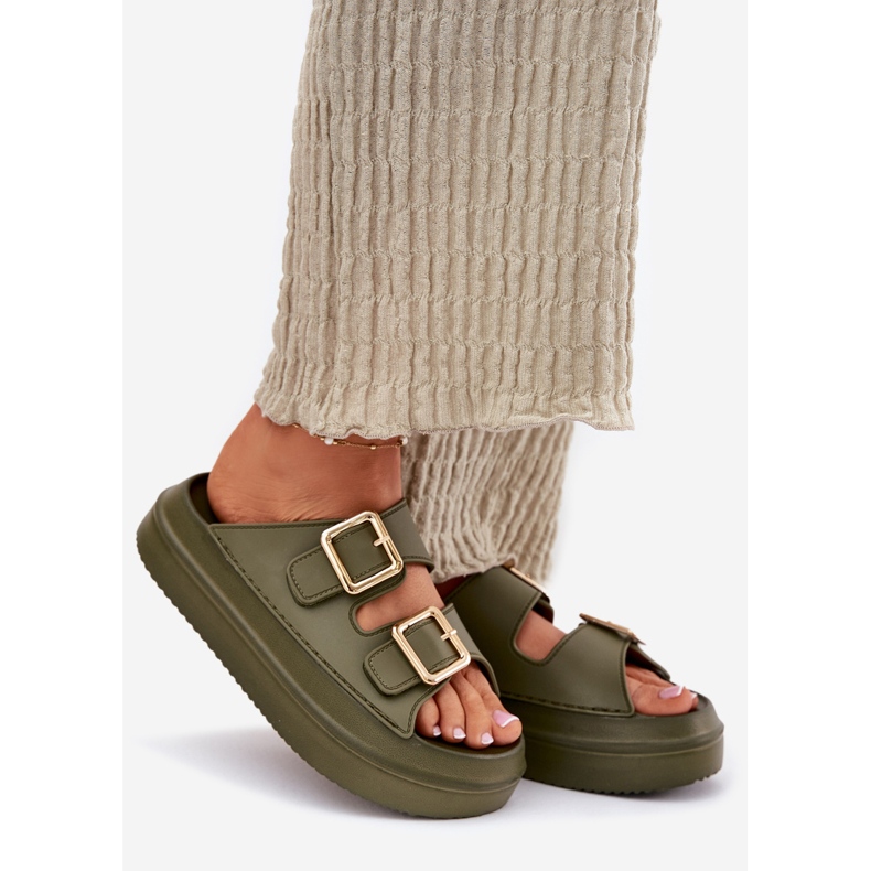 Inna Les tongs pour femmes sur la plate-forme avec des boucles dorées Green vert 1