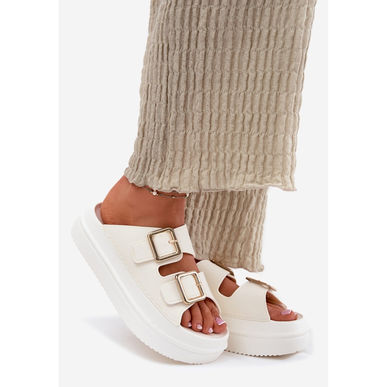 Inna Les tongs pour femmes sur la plate-forme avec des boucles d'Ecru dorées blanc 1