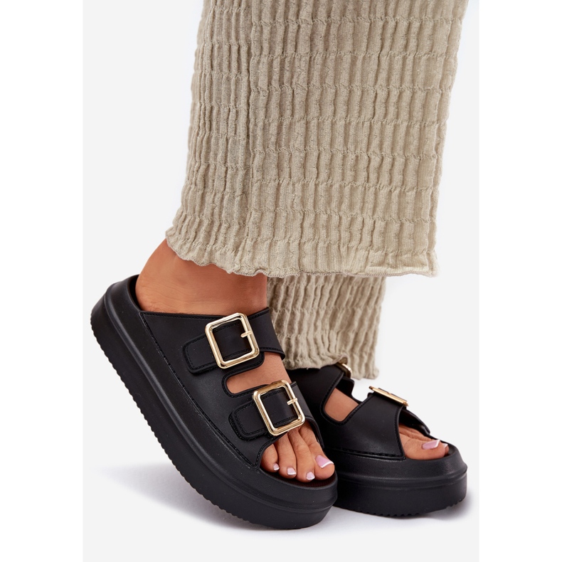 Inna Les tongs pour femmes sur la plate-forme avec des pinces dorées noires 1