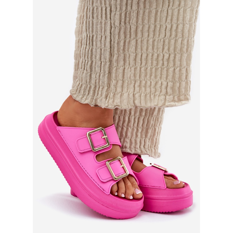 Inna Les tongs pour femmes sur la plate-forme avec des boucles dorées fuchsia rose 1 Inna Les tongs pour femmes sur la plate-forme avec des boucles dorées fuchsia rose 1