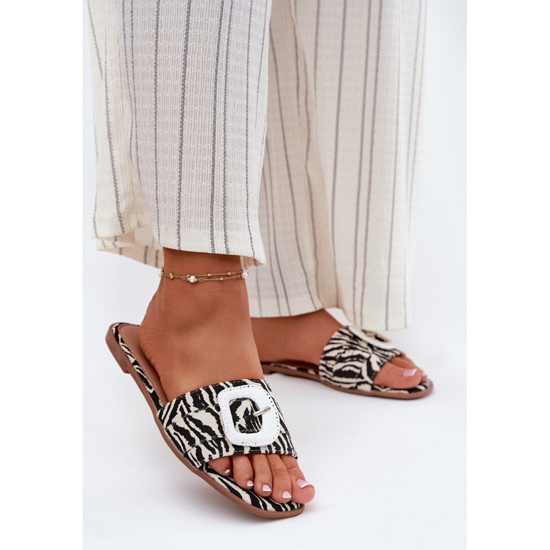 Inna Les tongs plats des femmes avec une boucle de zèbre décorative blanc 2