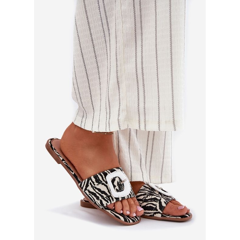 Inna Les tongs plats des femmes avec une boucle de zèbre décorative blanc 1