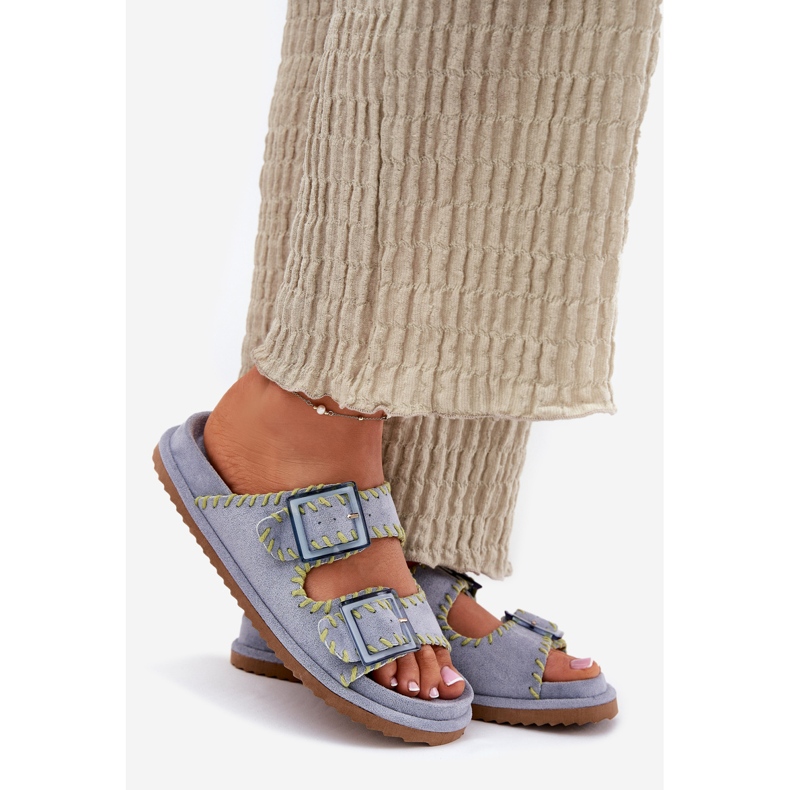 Inna Les tongs des femmes avec des boucles et un ourlet bleu décoratif 1