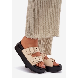 Inna Les tongs pour femmes avec des boucles sur la plate-forme beige 1