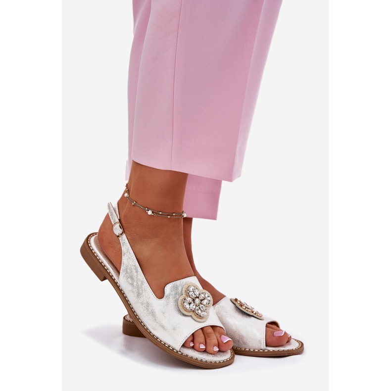 S.Barski Sandales féminines à talons plats avec un détail décoratif S. Barski KV51-080 Silver argent 1 S.Barski Sandales féminines à talons plats avec un détail décoratif S. Barski KV51-080 Silver argent 1