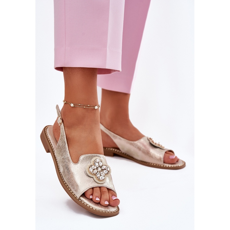 S.Barski Sandales pour femmes à talons plates avec un détail décoratif S. Barski KV51-080 PLN d'or 2 S.Barski Sandales pour femmes à talons plates avec un détail décoratif S. Barski KV51-080 PLN d'or 2