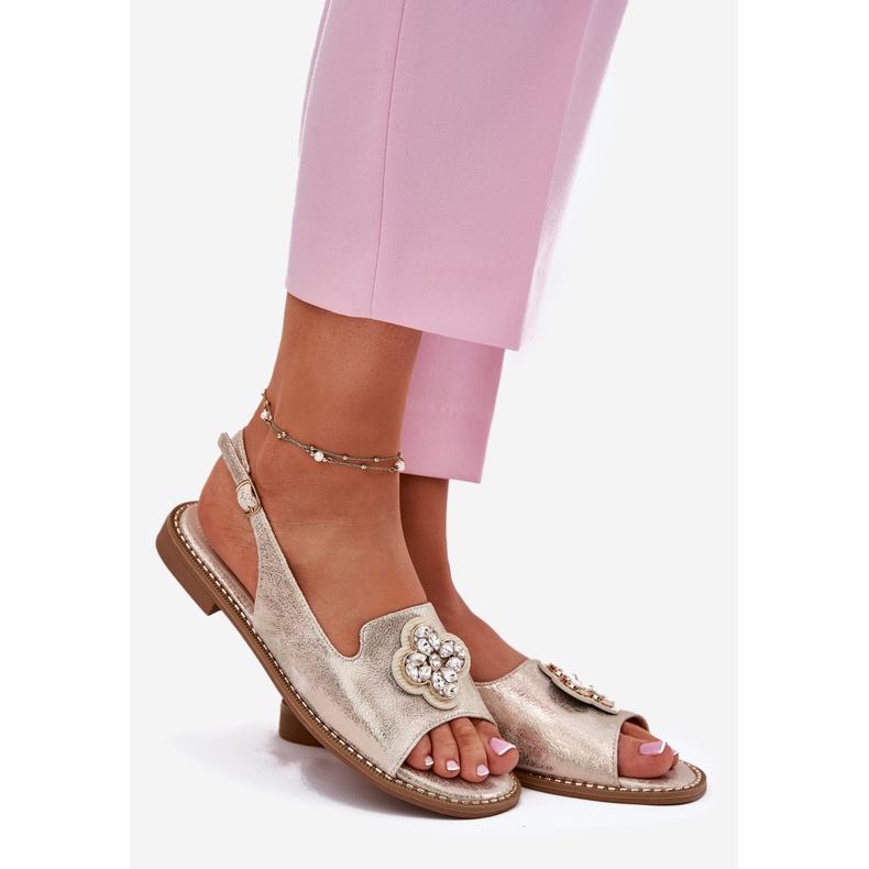 S.Barski Sandales pour femmes à talons plates avec un détail décoratif S. Barski KV51-080 PLN d'or 1 S.Barski Sandales pour femmes à talons plates avec un détail décoratif S. Barski KV51-080 PLN d'or 1