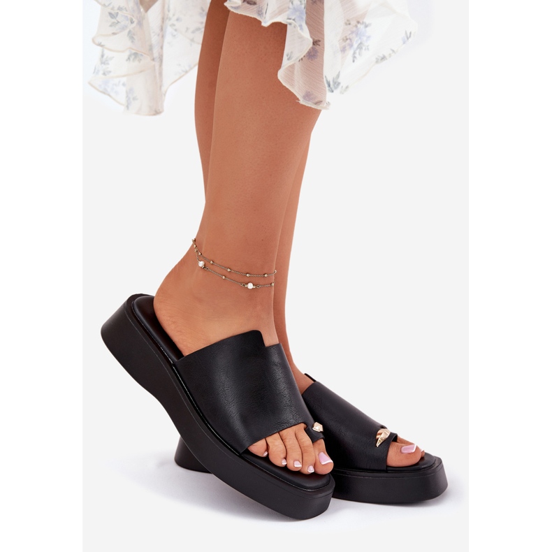 EVento Les tongs pour femmes sur la plate-forme avec un détail décoratif noir le noir 1 EVento Les tongs pour femmes sur la plate-forme avec un détail décoratif noir le noir 1