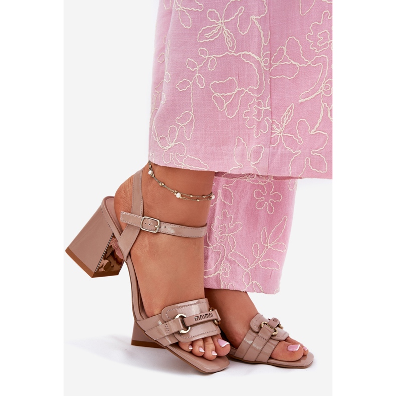 EVento Sandales féminines vernies en cuir sur le post Beige 1