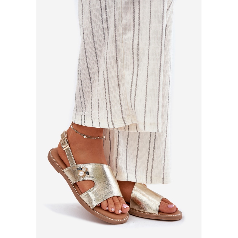 Sandales pour femmes plates avec un détail décoratif Vinceza 17378 Zlotys doré 1