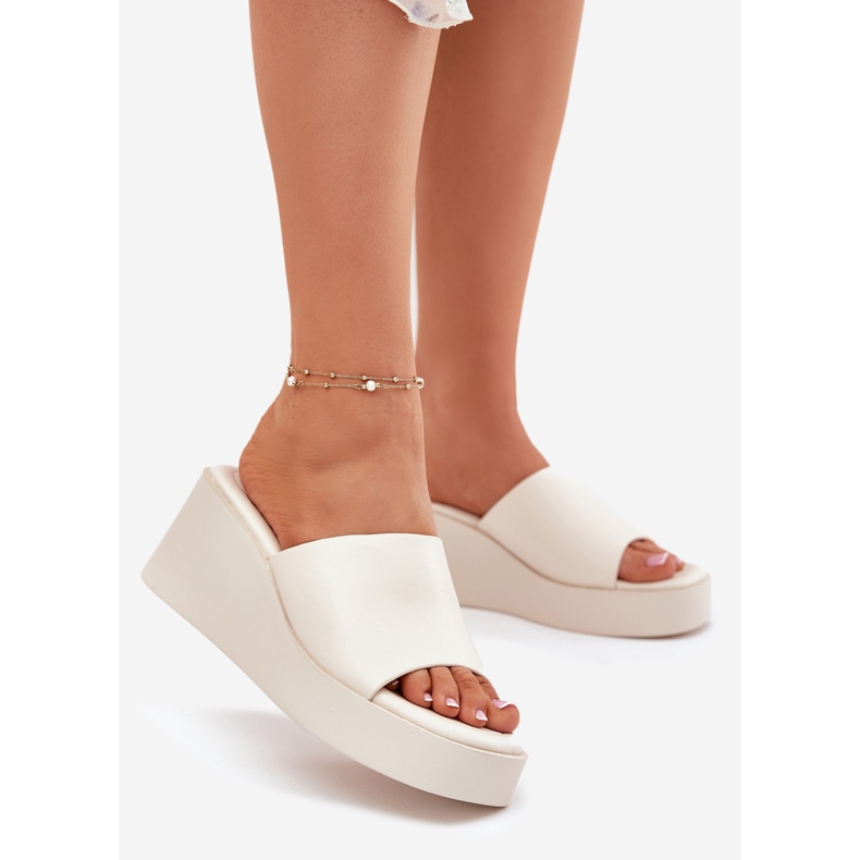 Inna Les tongs pour femmes sur le cuir anchoïque beige brillant 1