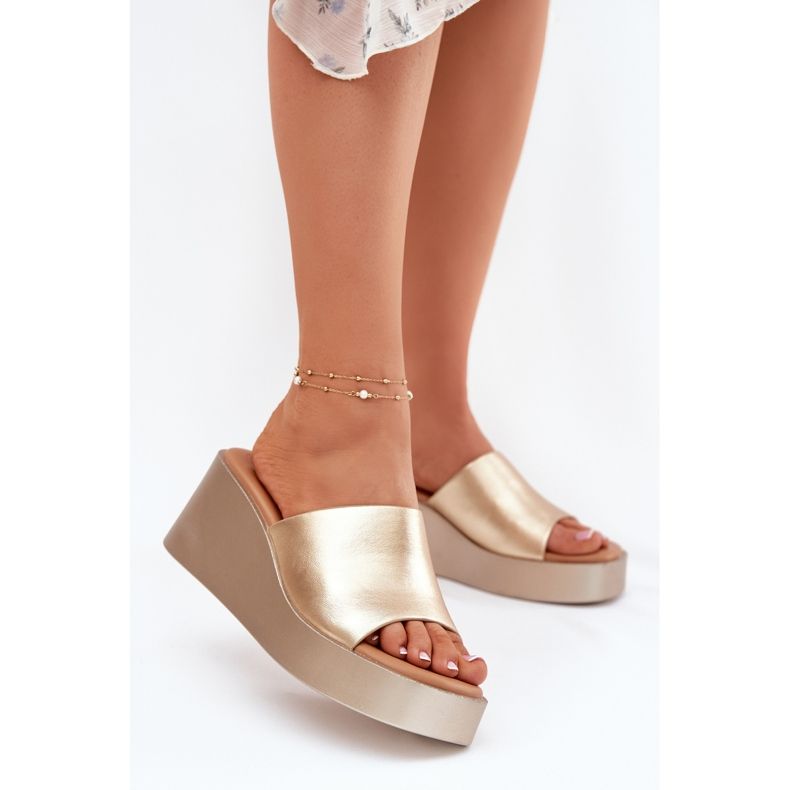 Inna Les tongs pour femmes sur un coin éco en cuir doré d'or 2 Inna Les tongs pour femmes sur un coin éco en cuir doré d'or 2