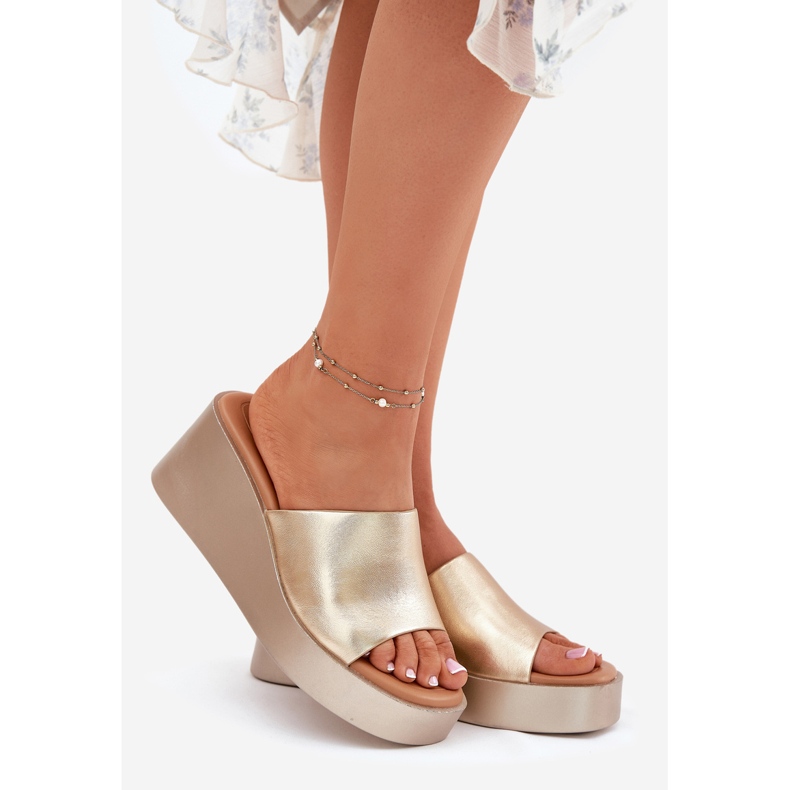 Inna Les tongs pour femmes sur un coin éco en cuir doré 1