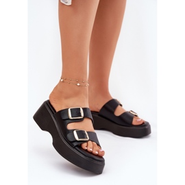 Inna Les tongs pour femmes sur le coin et la plate-forme avec des boucles noires le noir 2 Inna Les tongs pour femmes sur le coin et la plate-forme avec des boucles noires le noir 2