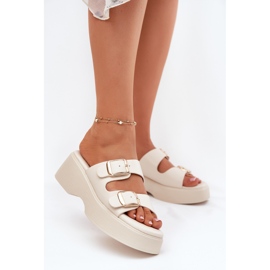 Inna Les tongs pour femmes sur le coin et la plate-forme avec des pinces légères suppliées beige 2 Inna Les tongs pour femmes sur le coin et la plate-forme avec des pinces légères suppliées beige 2