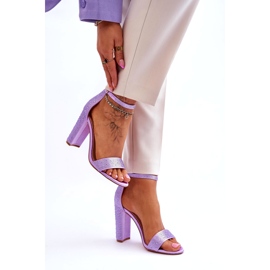 Talons des femmes avec des zircons violets 2