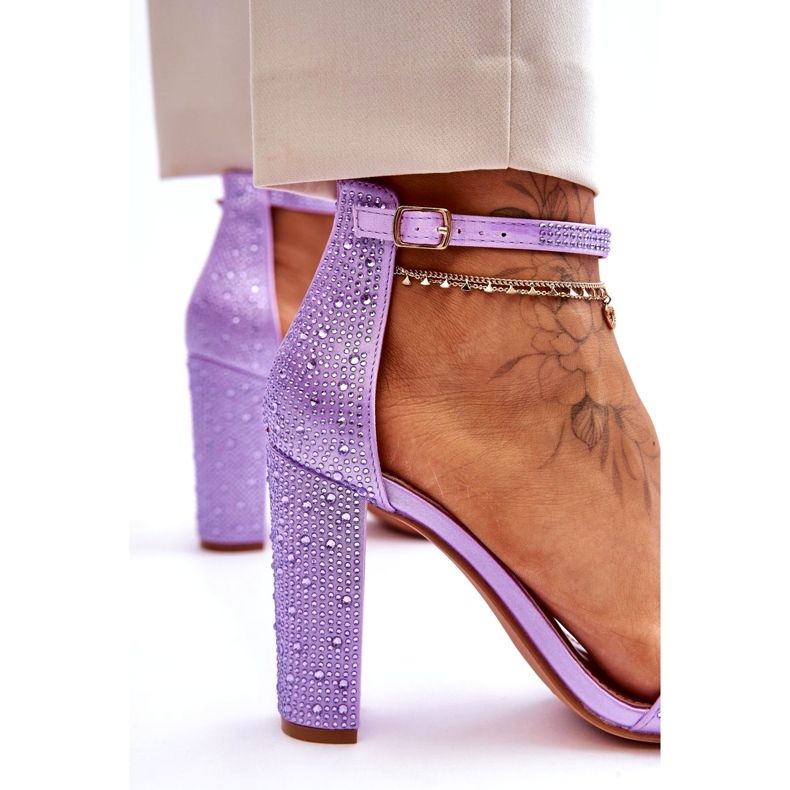 Talons des femmes avec des zircons violets 1