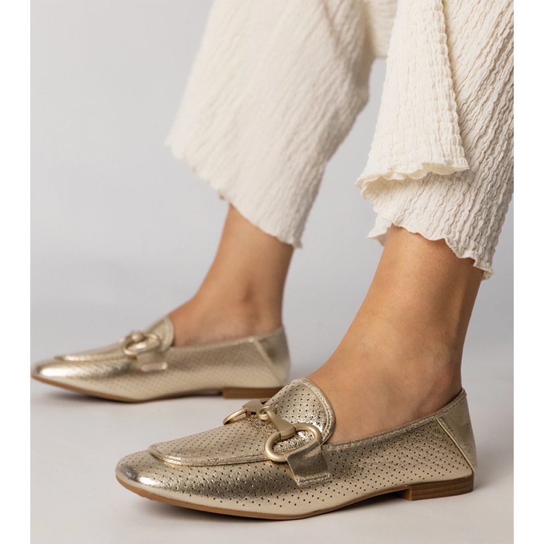 Ballerines d'or élégantes femmes avec un ornement doré 1
