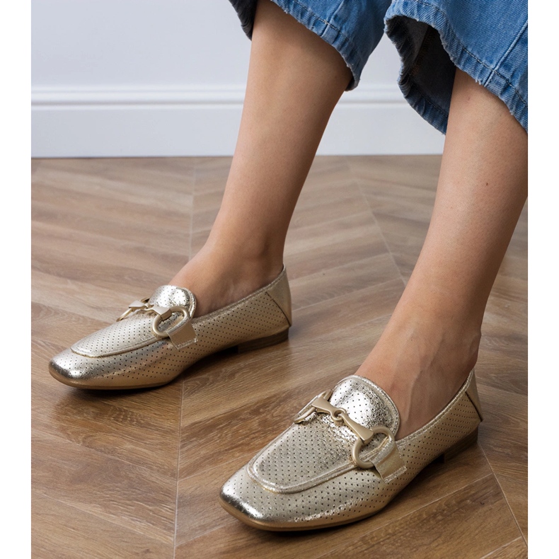 Ballerines d'or élégantes femmes avec un ornement doré 2