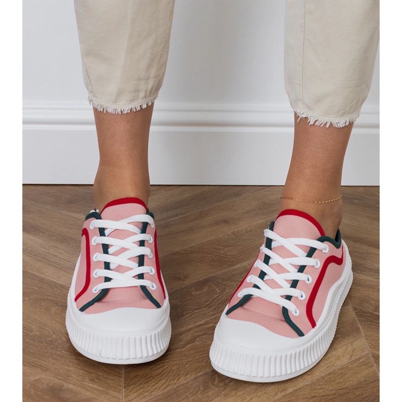 Baskets féminines roses sur la plate-forme 1