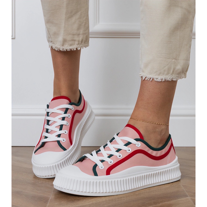 Baskets féminines roses sur la plate-forme 2