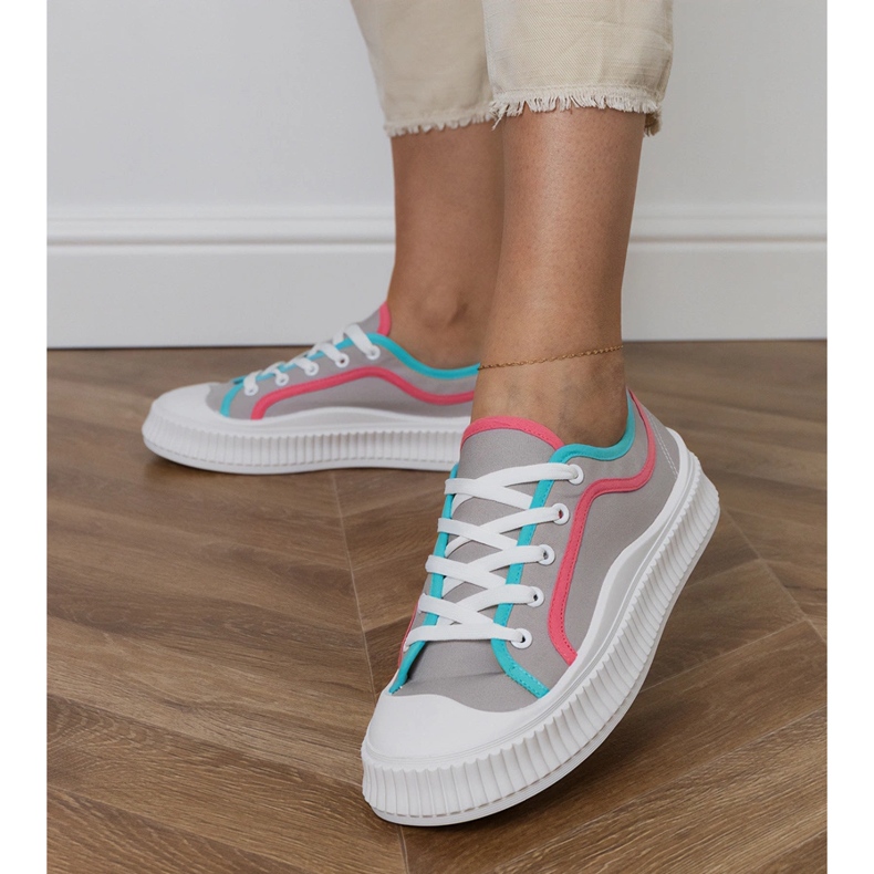 Sneakers des femmes grises sur la plate-forme 2 Sneakers des femmes grises sur la plate-forme 2