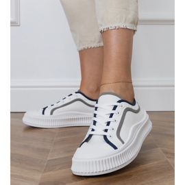 Baskets blanches pour femmes sur la plateforme 1