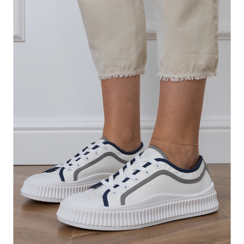 Baskets blanches pour femmes sur la plateforme 2 Baskets blanches pour femmes sur la plateforme 2