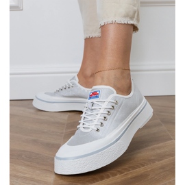 Sneakers des femmes grises sur la plate-forme 2 Sneakers des femmes grises sur la plate-forme 2