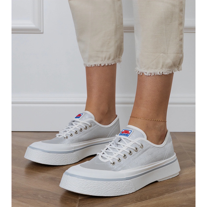 Sneakers des femmes grises sur la plate-forme 1 Sneakers des femmes grises sur la plate-forme 1