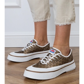 Baskets féminines brunes sur la plate-forme 1