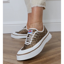 Baskets féminines brunes sur la plate-forme 2