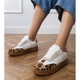 Baskets blanches avec un accessoire léopard 1