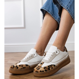 Baskets blanches avec un accessoire léopard 4