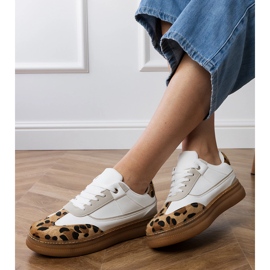 Baskets blanches avec un accessoire léopard 2