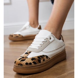 Baskets blanches avec un accessoire léopard 3