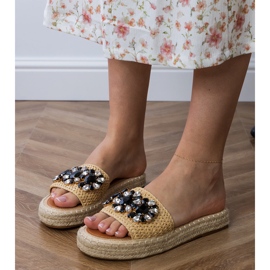 Espadrilles beige avec des cristaux noirs 1