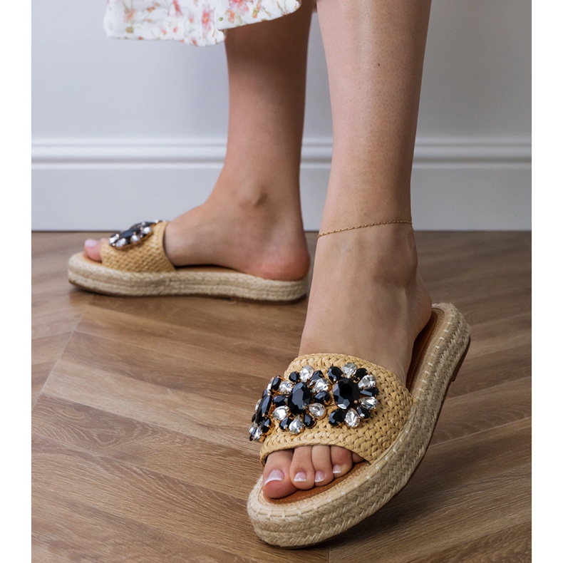 Espadrilles beige avec des cristaux noirs 2