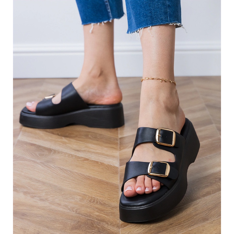 Les tongs noirs avec des pinces sur les rayures le noir 1