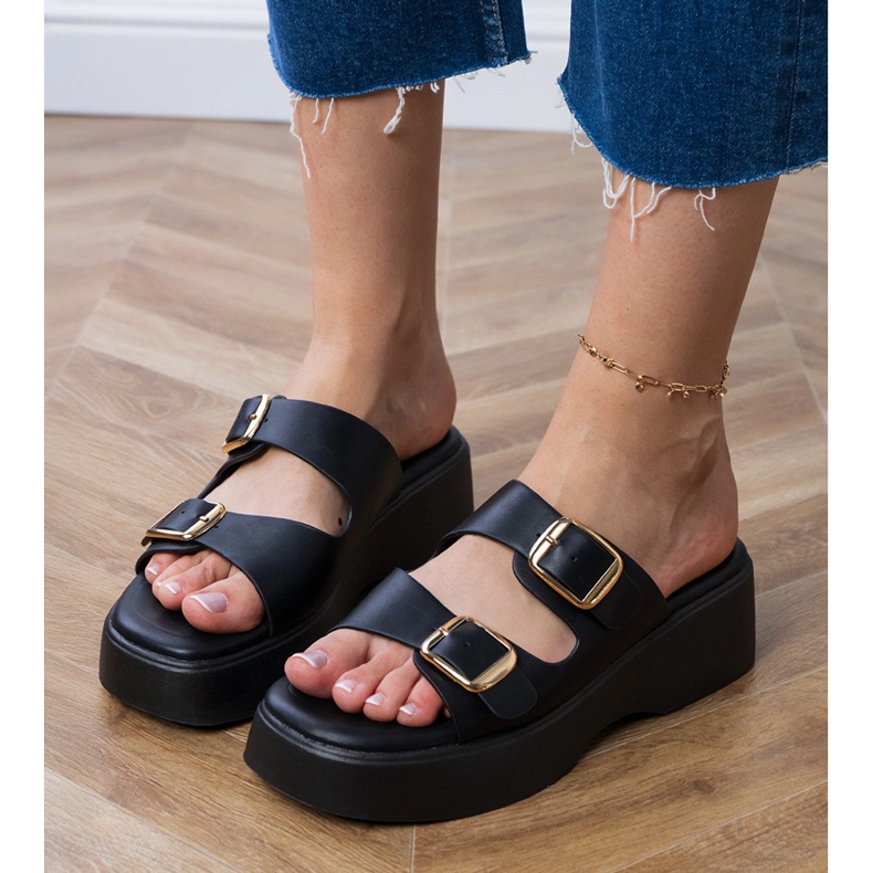 Les tongs noirs avec des pinces sur les rayures 2