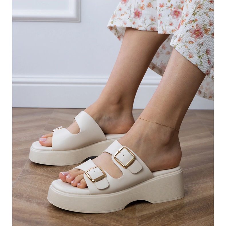 Les tongs blancs avec des rayures blanche 1